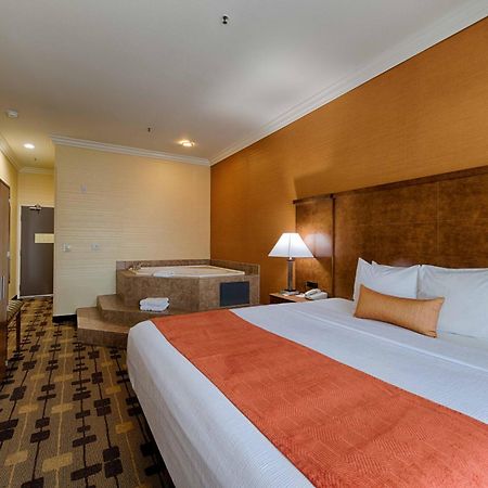 Best Western Plus Delta Inn & Suites Oakley Bagian luar foto