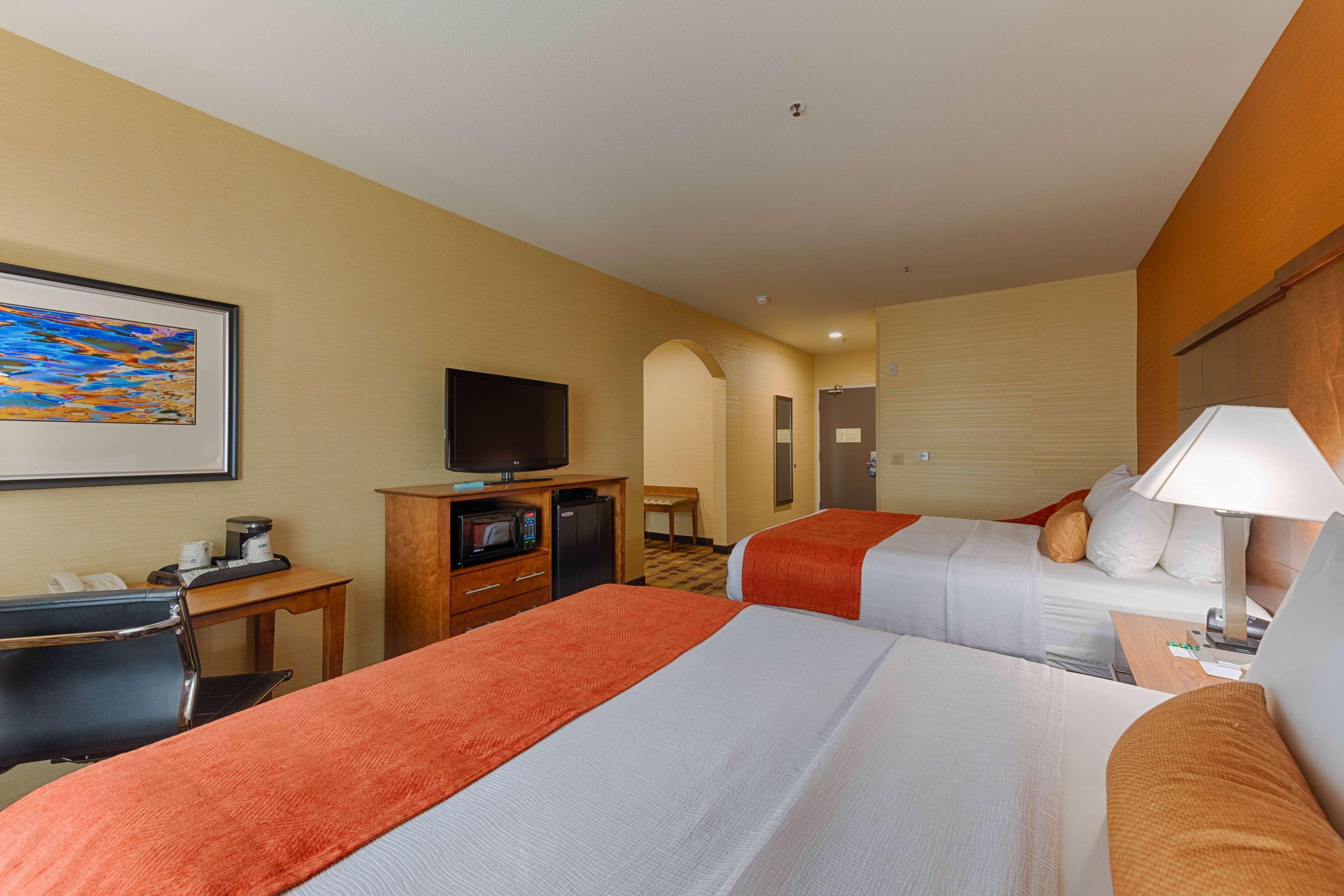 Best Western Plus Delta Inn & Suites Oakley Bagian luar foto