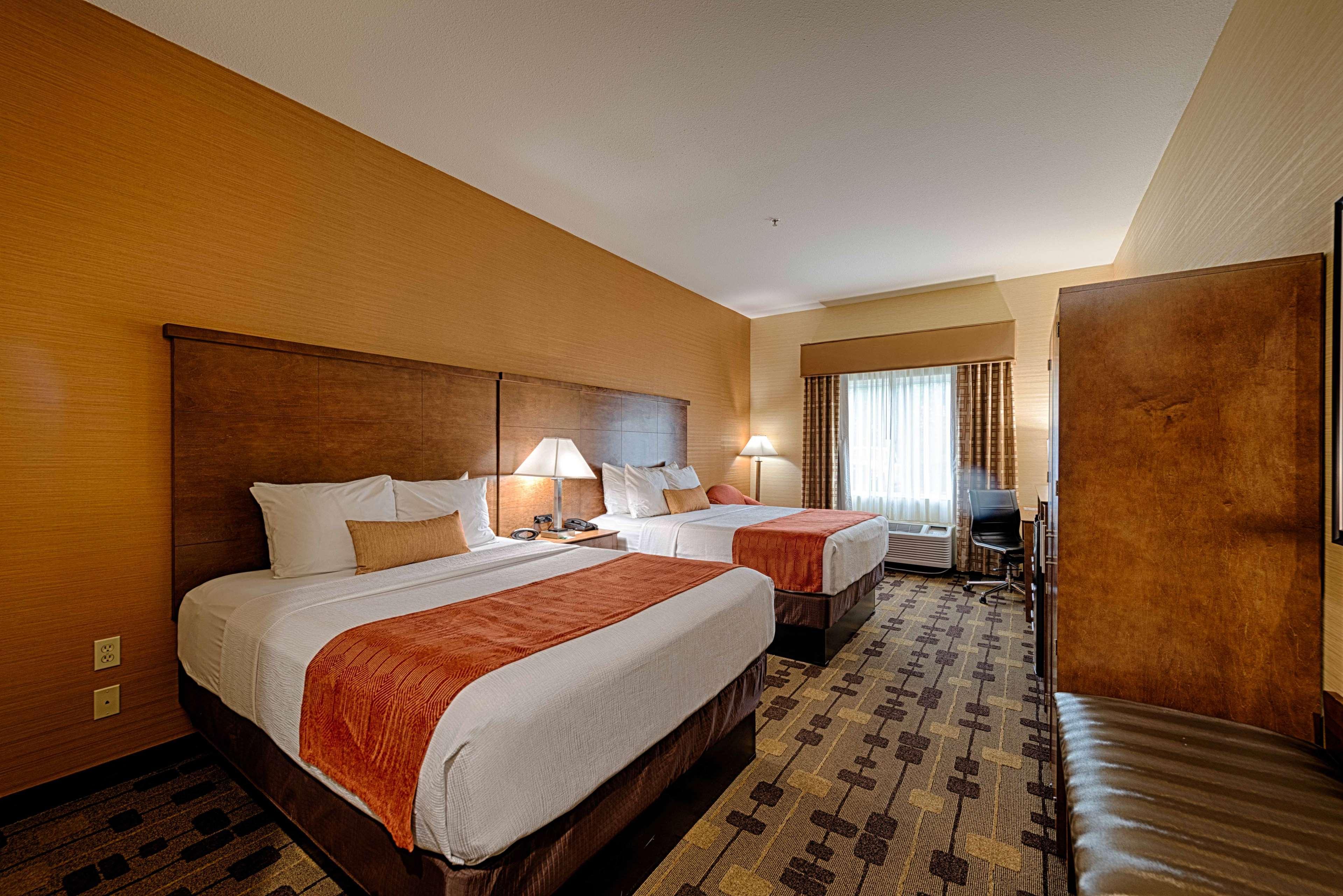 Best Western Plus Delta Inn & Suites Oakley Bagian luar foto