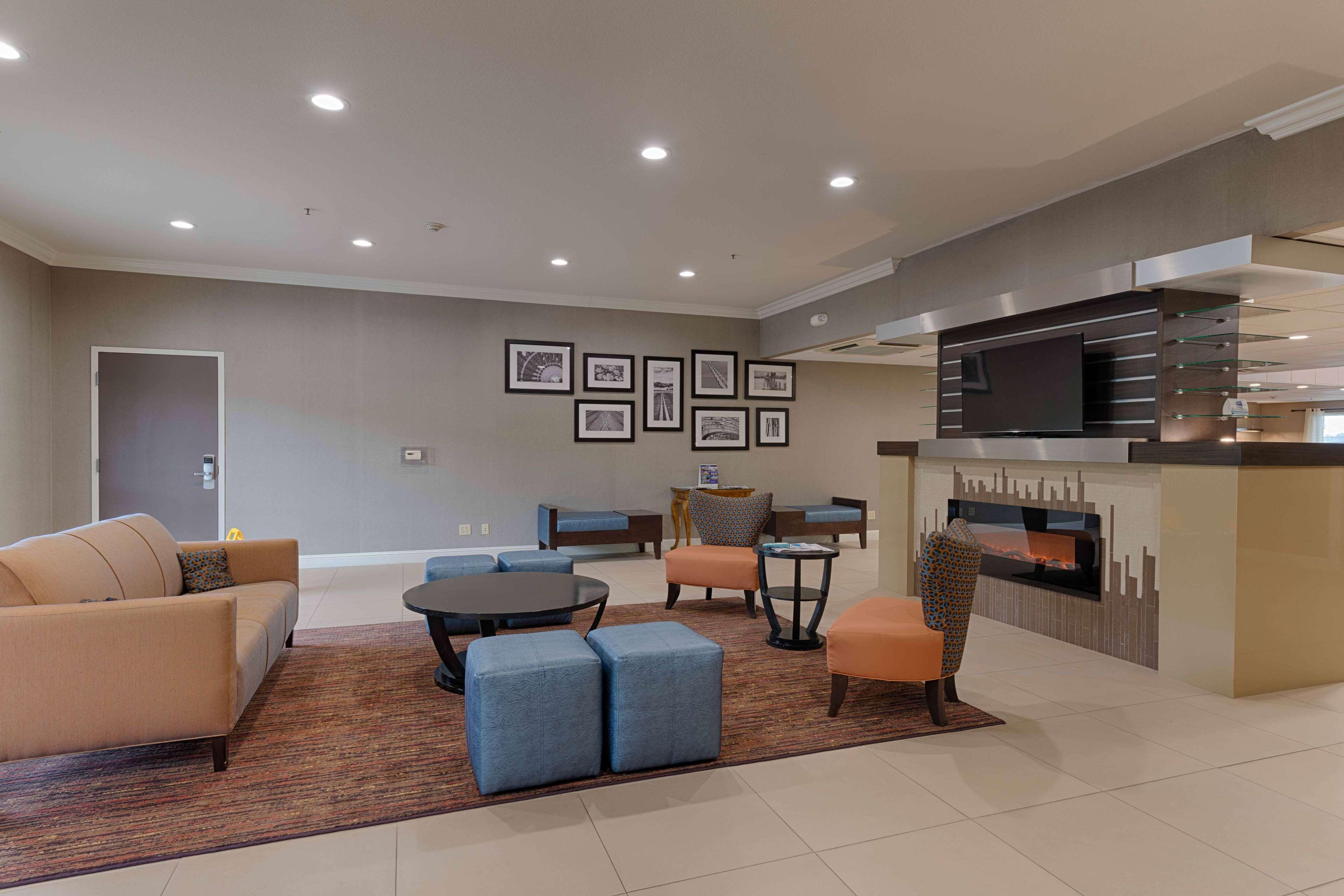 Best Western Plus Delta Inn & Suites Oakley Bagian luar foto