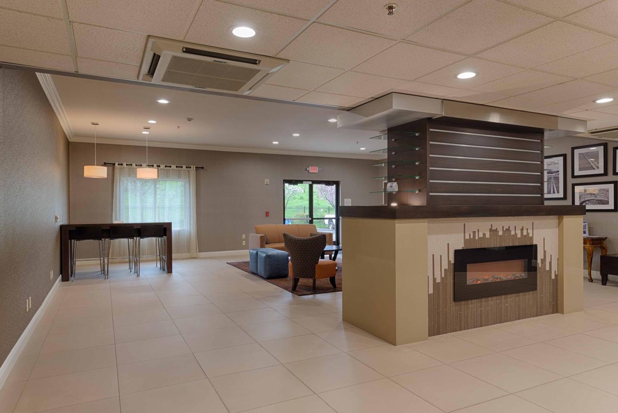 Best Western Plus Delta Inn & Suites Oakley Bagian luar foto