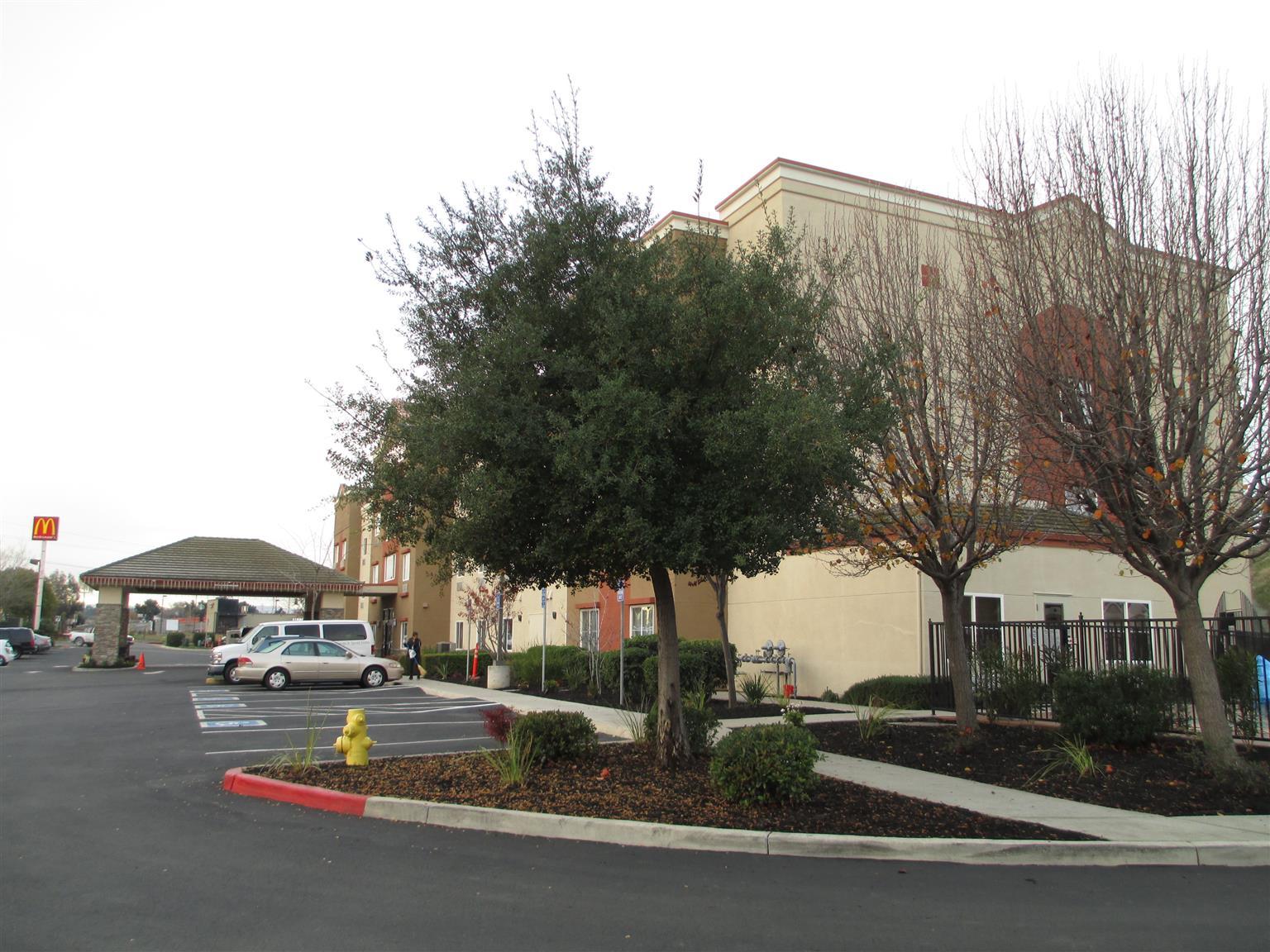 Best Western Plus Delta Inn & Suites Oakley Bagian luar foto
