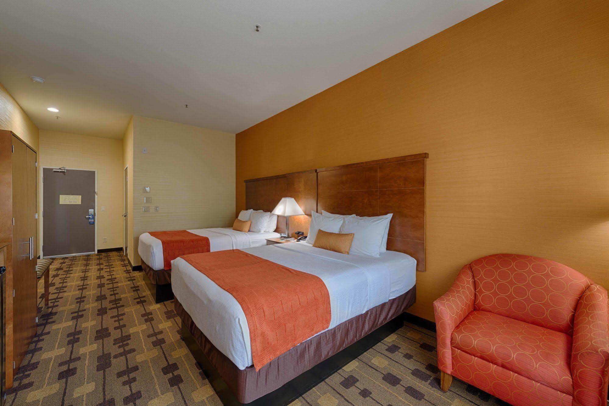 Best Western Plus Delta Inn & Suites Oakley Bagian luar foto