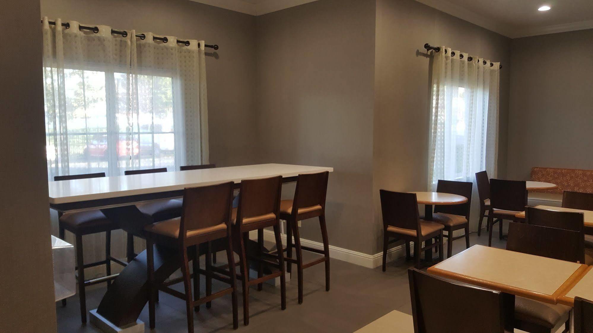 Best Western Plus Delta Inn & Suites Oakley Bagian luar foto